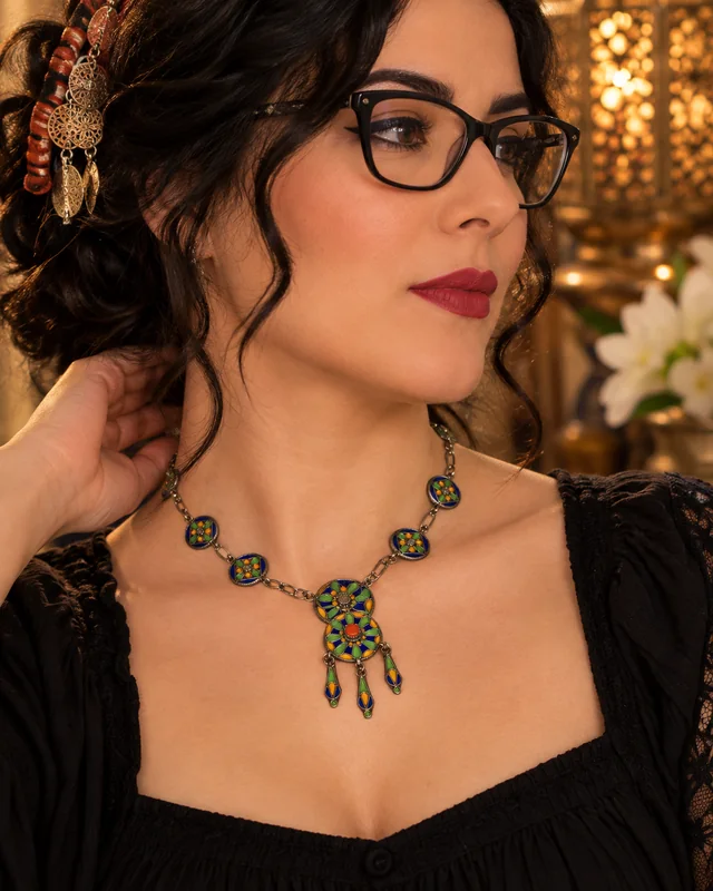 Collier kabyle émaillé porté